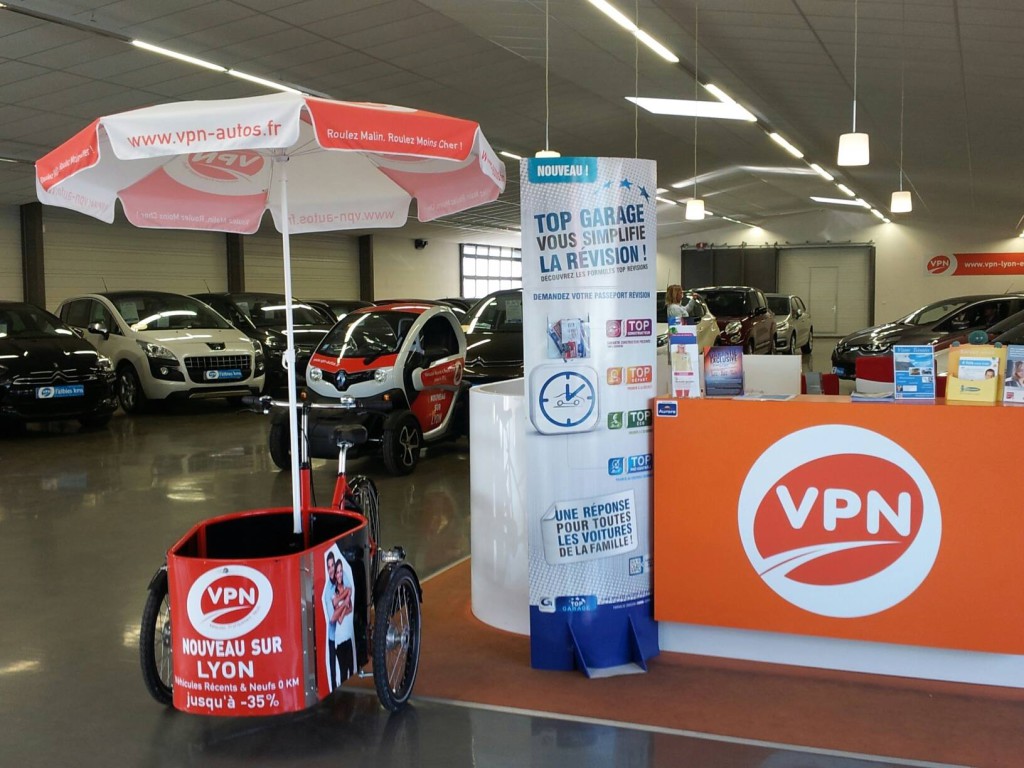 Photo intérieure du centre VPN Lyon Est : véhicules pratiquement neufs multimarques
