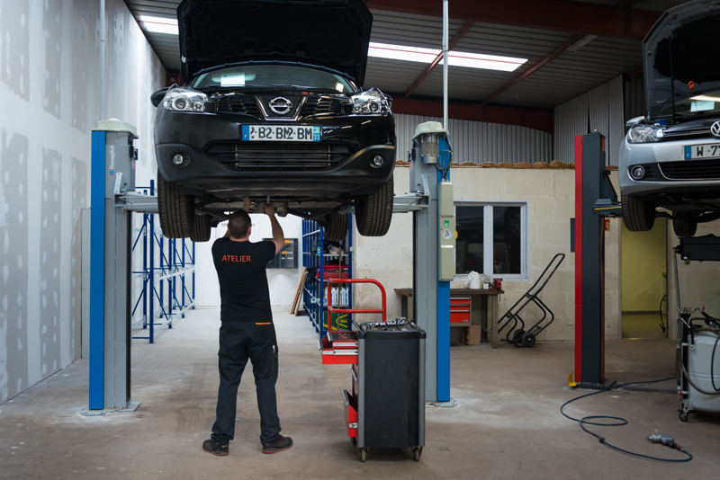 Révision et entretien d'une voiture dans l'atelier de VPN Autos à Mérignac.