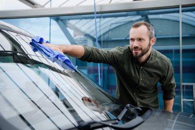 Conseils pour bien nettoyer les vitres de sa voiture