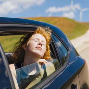 femme heureuse dans une voiture 