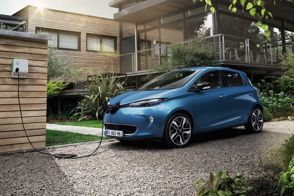 Une voiture hybride en charge