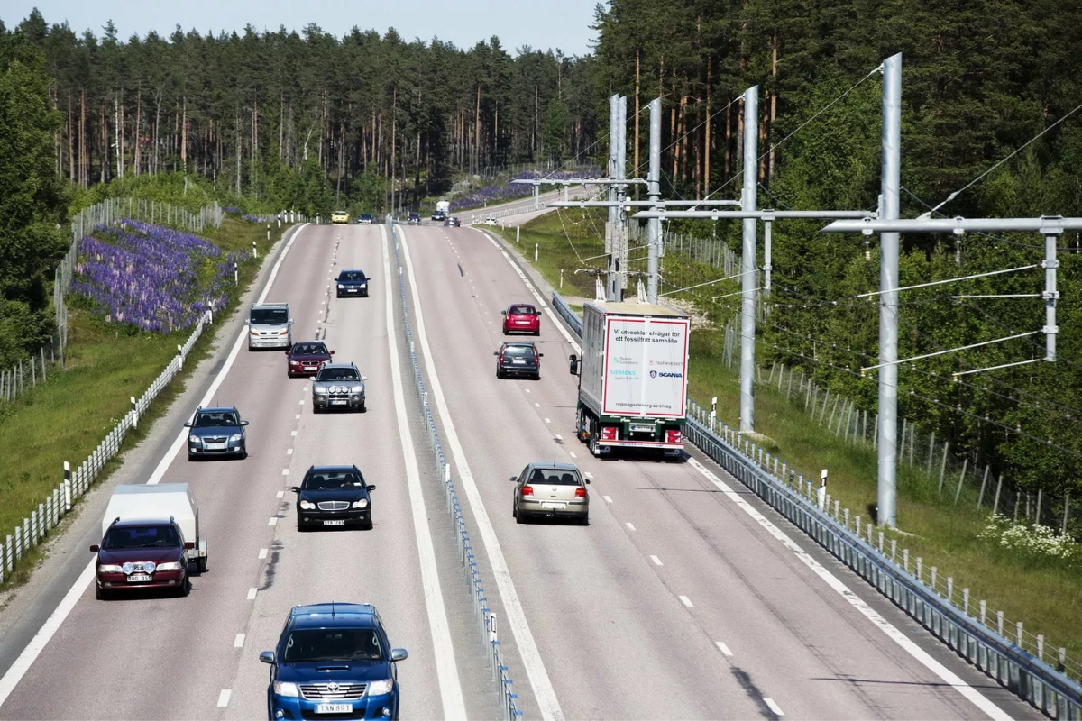Autoroute rechargeant les camions en Suède