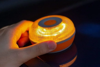 L’Espagne révolutionne la sécurité routière : exit le triangle, vive le V-16 !