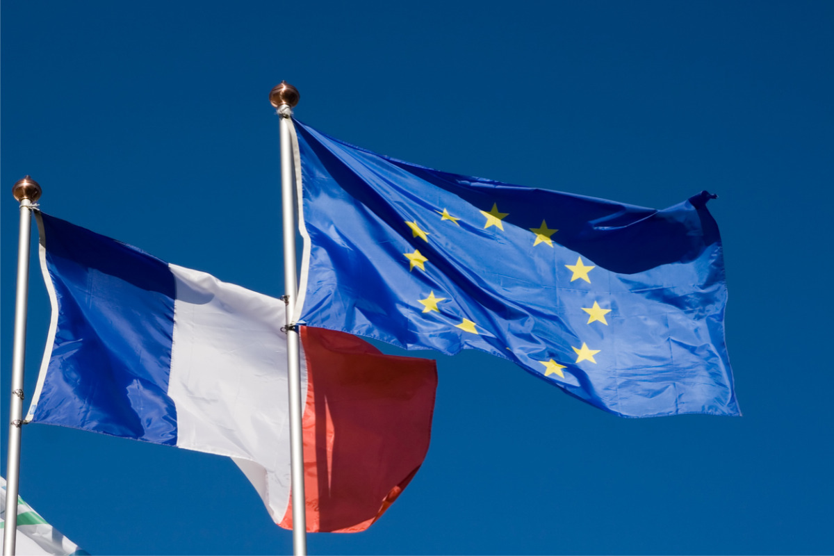 Drapeau Français flottant au côté du drapeau de l'Union Européenne