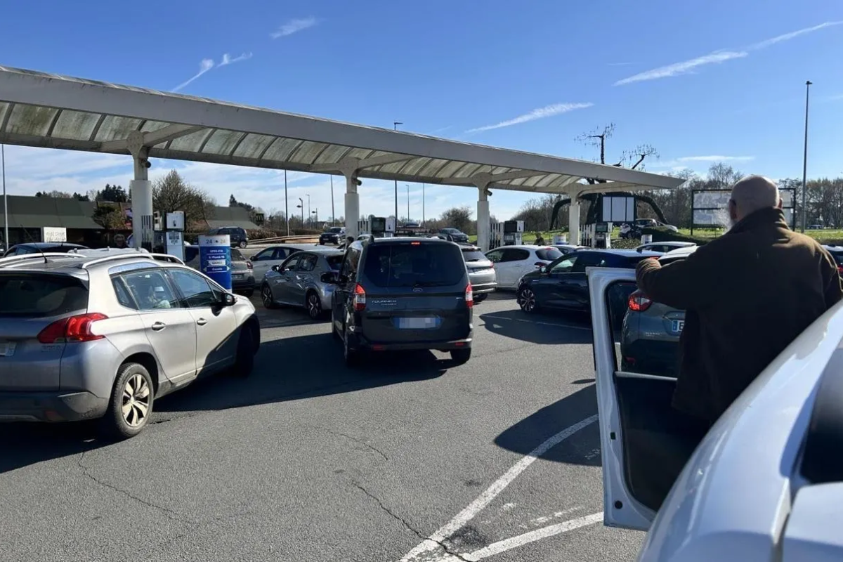 Des automobilistes attendant leur tour à la station.