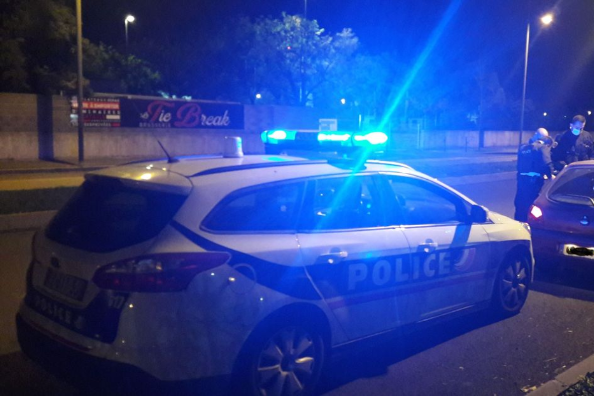 Véhicule de police en pleine intervention.